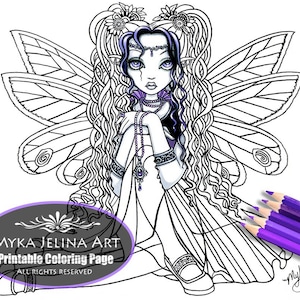 Può includere: Un disegno in bianco e nero di una fata con grandi ali, capelli lunghi e dettagli intricati. La fata è seduta con le mani giunte in grembo. L'immagine è una pagina da colorare stampabile.