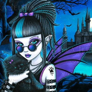 Könnte beinhalten: Eine Gothic-Fee mit blauen und schwarzen Haaren, die eine Sonnenbrille und ein schwarz-pinkes Outfit trägt, hält eine schwarze Katze mit rosa Schleifen. Die Fee hat lila Flügel und ein Pfotenabdruck-Tattoo. Im Hintergrund befindet sich ein dunkles Schloss mit Türmen.