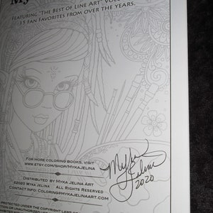 Może przedstawiać: Tył okładki książki do kolorowania zatytułowanej "Myka Jelina Art Coloring Book", prezentującej "The Best of Line Art" Tom Pierwszy z 35 ulubionymi wzorami fan&oacute;w z ostatnich lat. Okładka przedstawia czarno-białą ilustrację kobiety w okularach i z długimi włosami. Książka została wydrukowana i oprawiona w USA.