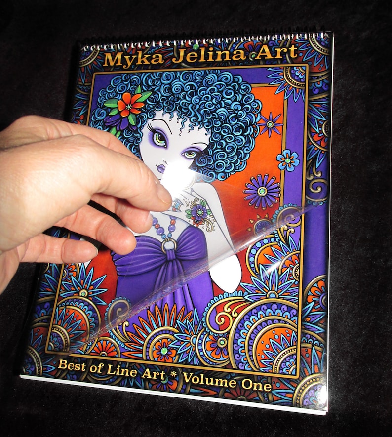 Może przedstawiać: Kolorowa okładka książki z kobietą o niebieskich włosach i fioletowej sukience. Okładka ma wz&oacute;r paisley i tekst "Myka Jelina Art Best of Line Art * Volume One".