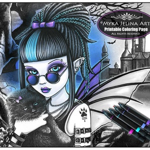 Könnte beinhalten: Schwarz-weiß-Malvorlage mit einer Gothic-Fee mit blauen Haaren und einer schwarzen Katze. Die Fee trägt eine Sonnenbrille und eine Nietenlederjacke. Der Hintergrund zeigt ein Schloss und Fledermäuse. Der Text "Myka Jelina Art Ausmalbild zum Ausdrucken Alle Rechte vorbehalten" befindet sich oben auf der Seite.