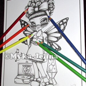 Op de afbeelding: Een zwart-witte lijntekening om in te kleuren met een fee met een platenspeler, een lava lamp en de tekst "Rockta Billy Music".