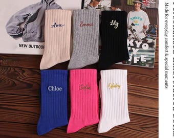 Oferta de 4 pares / Calcetines unisex con nombre personalizado bordado / Calcetines de caña media acanalados personalizados / Regalo de boda para damas de honor / Regalo para ella o para él