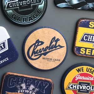 Può includere: Una collezione di dieci cartelli in metallo in stile vintage con il logo Chevrolet e vari slogan. I cartelli sono di vari colori, tra cui rosso, bianco, blu, giallo e nero. I cartelli sono tutti rettangolari tranne due cartelli rotondi. I cartelli presentano testo come "Questo è un garage solo per Chevrolet", "Trova nuove strade", "Garage Chevrolet autentico", "Servizio Chevrolet super", "Utilizziamo ricambi Chevrolet originali" e "Ricambi originali Chevrolet Fondato nel 1911".