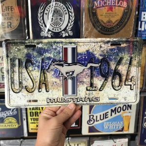 Placa de licença Ford Mustang Mustang EUA 1964 Placa de vaidade Decoração de parede para berçário de meninos Tema de automóvel Decoração de garagem Ford Presente para marido Presente para esposa