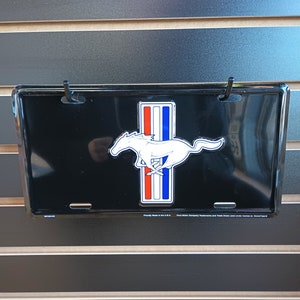 Ford Mustang Placa de licença Silver Mustang Vanity Plate Meninos Berçário Decoração de parede Tema de carro americano Decoração de garagem Presente para marido e esposa