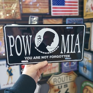 Placa de licença de prisioneiros de guerra, desaparecidos em combate, placas patrióticas de vaidade, presentes para homens conservadores, presentes republicanos, presentes patriotas dos EUA, sinais de que você não foi esquecido