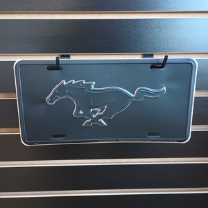 Placa de carro Ford Mustang Preto fosco Mustang Vanity Plate Meninos Decoração de parede de berçário Tema automático Decoração de garagem Presente para marido Presente para esposa