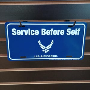 Placa de Licença da Força Aérea dos Estados Unidos USAF Placa de Vaidade Serviço Antes de Si Mesmo Presentes da Força Aérea para Veteranos Decoração de Garagem Presente de Aposentadoria para Homens