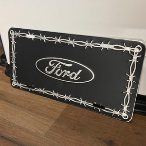 Placa de carro Ford Ford Oval Arame farpado Placas de vaidade Decoração de garagem para homens Presentes de 16º aniversário para ele Decoração de parede de caverna de homem Tema automotivo