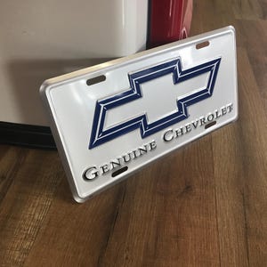 Placa de licença Chevy Placas de vaidade Chevrolet Chevy Gravata borboleta Decoração de garagem Presentes masculinos para namorado, marido, irmão, tio, presentes para carros novos, presentes para caminhões