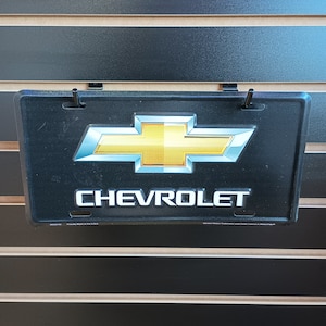 Placa Chevrolet Bowtie Preto Chevy Vanity Plates Decoração de garagem para homens Presente de aniversário para namorado marido pai irmão vovô tio