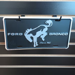 Placa de carro Ford Bronco Vanity Plate Meninos Decoração de parede de berçário Tema de carro americano Decoração de garagem Presente para namorada, esposa, mãe, motoristas Bronco
