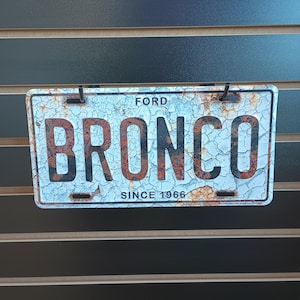 Placa de licença Ford Bronco com aparência vintage, placa de vaidade, decoração de parede para berçário de meninos, tema de carro americano, decoração de garagem, presente para namorada, esposa, mãe
