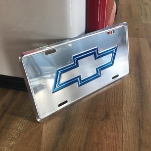 Placa de licença Chevy Placas de vaidade Chevrolet Chevy Gravata borboleta Decoração de garagem Presentes masculinos para namorado, marido, irmão, tio, presentes para carros novos, presentes para caminhões