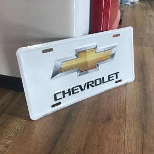 Placa de licença Chevy Placas de vaidade Chevrolet Presente de aniversário de 16 anos Acessórios para carro e caminhão Gravata borboleta Chevy Decoração de garagem Presentes de inauguração de casa para homens Pai