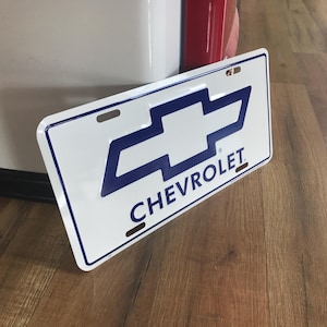 Placa de licença Chevy Placas de vaidade Chevrolet Presente de aniversário de 16 anos Acessórios para carro e caminhão Gravata borboleta Chevy Decoração de garagem Presentes de inauguração de casa para homens