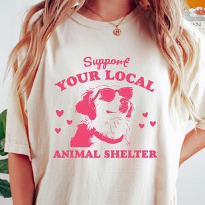 地元の動物保護施設を支援するTシャツ、レトロな快適アニマルシャツ、犬好きのスウェットシャツ、猫ママへのギフト、動物救助クルーネック