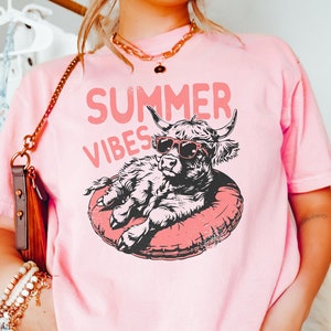 Retro Highland Kuh Shirt, Komfort lustiges Shirt, Sommer Vibes Shirt, Kuh Liebhaber Geschenk, lustiges Strand Shirt, Retro Sommer Shirt, westlicher Sommer