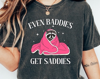 Camisa Comfort Even Baddies Get Saddies, camiseta Meme de guaxinim, camisa de saúde mental, camisa Boujee com cara de guaxinim, moletom engraçado amante de guaxinim