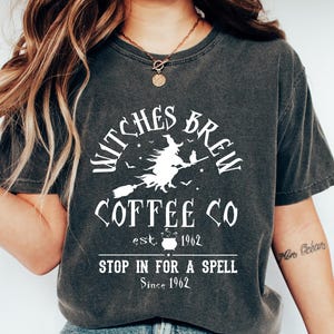 Camiseta de Halloween, camiseta de Witches Coffee House, camiseta de Salem Witches, camiseta retro cómoda de Halloween, regalo de temporada espeluznante, camiseta de viaje a Salem
