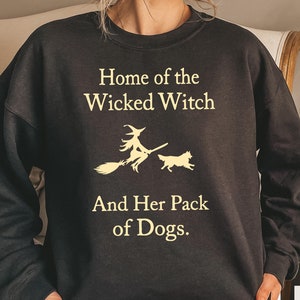 Zuhause der bösen Hexe und ihr Rudel Hunde Sweatshirt, gruseliger Halloween-Pullover, lustiges Geisterhund-Sweatshirt, gruselige Geschenke