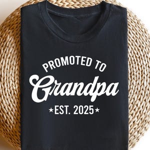 おじいちゃんに昇格したTシャツ、父の日Tシャツ、おじいちゃん設立2025年スウェットシャツ、妊娠発表ギフト、新しいおじいちゃんTシャツ、父の日の装い