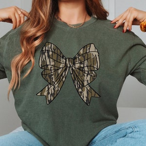 Camo Bow Sweatshirt, Camo Coquette Bow Shirt, Duck Hunting T-shirt, Western Camo Crewneck, Fall Sweater, Women's Camouflage Bow Tee
