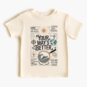 Op de afbeelding: Crèmekleurig T-shirt met een grafisch ontwerp. Het ontwerp bevat de tekst "Your Way's Better", een zon, een kruis, een wereldbol en een golf met een jetski. Het T-shirt heeft korte mouwen.