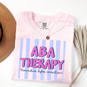 Camiseta listrada Comfort Colors para terapia ABA • Camiseta para Analista do Comportamento Aplicado • Presentes para BCBA • Camisetas para RBT • Camisetas de Tecnologia Comportamental • Terapia Comportamental