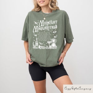 Puede incluir: Camiseta verde con un dise&ntilde;o gr&aacute;fico blanco de una receta de c&oacute;ctel para "Midnight Margaritas". El dise&ntilde;o incluye una coctelera, un vaso de margarita y varios ingredientes.