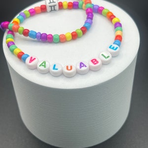 Pulsera personalizada con cuentas de colores que muestra el día de nacimiento y el nombre o la palabra empoderante