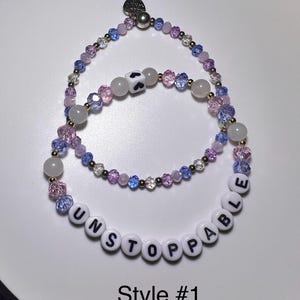 Pulsera personalizada con dijes de cuentas de colores con letras y palabras empoderantes