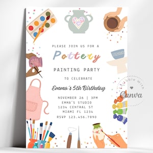 Puede incluir: Una invitación blanca para una fiesta de pintura de cerámica, con ilustraciones de herramientas y suministros de cerámica. La invitación incluye el texto "Pottery Painting Party" y los detalles del 5º cumpleaños de Emma.