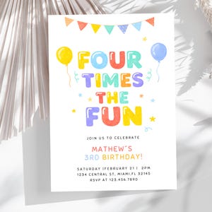 Op de afbeelding: Een kleurrijke verjaardagsuitnodiging met de tekst "FOUR TIMES THE FUN" in grote, speelse letters. De uitnodiging bevat details voor Mathew's 3e verjaardag, met ballonnen en sterren. Het ontwerp is helder en vrolijk.