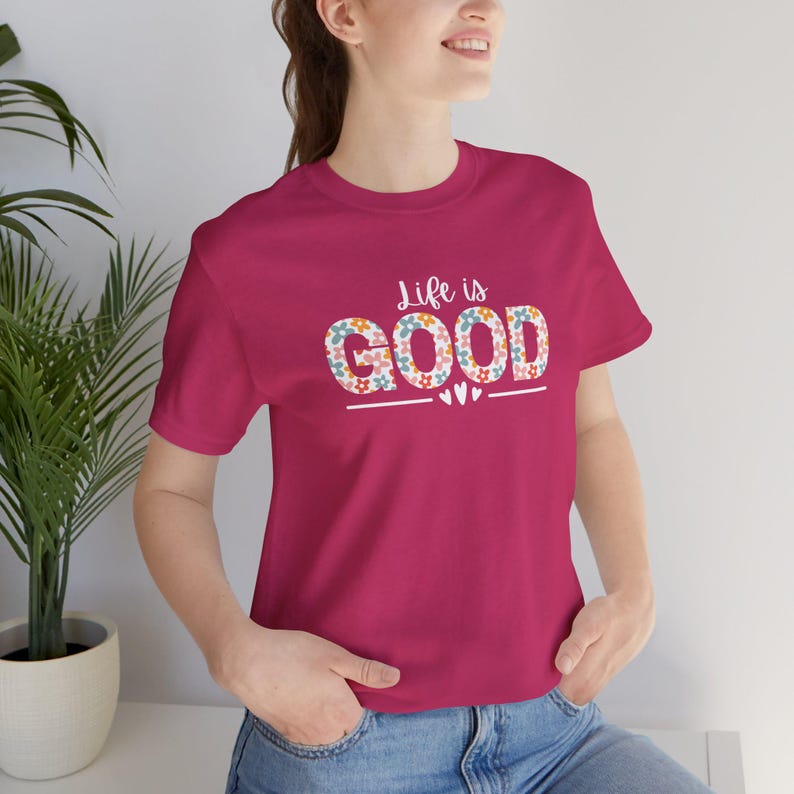 Life Is Good bloemen GOED T-shirt | T-shirt met positieve slogan | Inspirerend spreukshirt | Cadeau voor haar | T-shirt met bloemen afbeelding 1