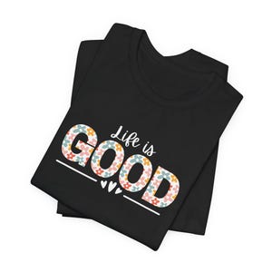 Life Is Good bloemen GOED T-shirt | T-shirt met positieve slogan | Inspirerend spreukshirt | Cadeau voor haar | T-shirt met bloemen afbeelding 6