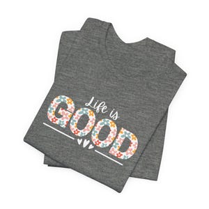 Life Is Good bloemen GOED T-shirt | T-shirt met positieve slogan | Inspirerend spreukshirt | Cadeau voor haar | T-shirt met bloemen afbeelding 5