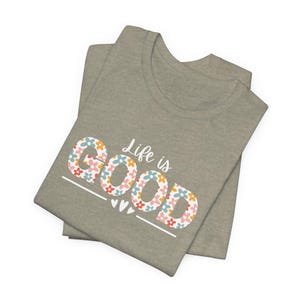 Life Is Good bloemen GOED T-shirt | T-shirt met positieve slogan | Inspirerend spreukshirt | Cadeau voor haar | T-shirt met bloemen afbeelding 7