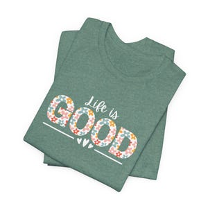 Life Is Good bloemen GOED T-shirt | T-shirt met positieve slogan | Inspirerend spreukshirt | Cadeau voor haar | T-shirt met bloemen afbeelding 9