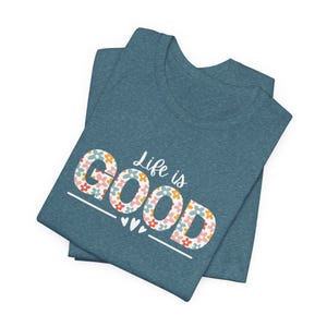 Life Is Good bloemen GOED T-shirt | T-shirt met positieve slogan | Inspirerend spreukshirt | Cadeau voor haar | T-shirt met bloemen afbeelding 10