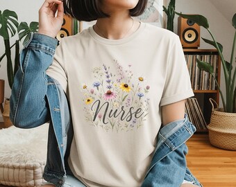 Camiseta de enfermera con estampado floral / Camiseta de enfermera con estampado de flores silvestres / Camiseta de enfermera con estampado de flores silvestres / Regalo para enfermeras / Camiseta de enfermera con estampado floral