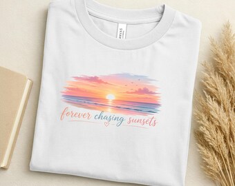 Camiseta "Persiguiendo atardeceres para siempre" / Ilustración de atardecer, camiseta playera en tonos pastel / Camiseta de atardecer / Camiseta para amantes de la naturaleza / Camiseta de playa