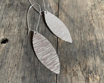 Long Silver Tone Textured Leaf Earrings Modern - Geometric - Simple