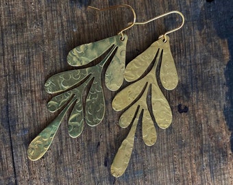 Boucles d'oreilles en laiton martelé aux algues