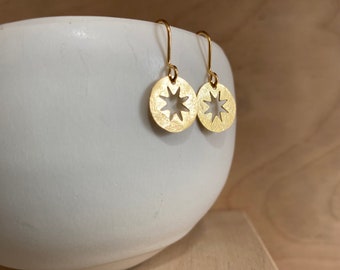 Boucles d'oreilles en laiton martelé découpées en étoile
