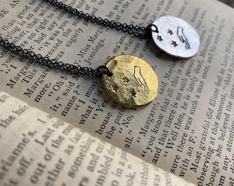Collier cadeau - Aluminium ou laiton - Motif main - Métal martelé