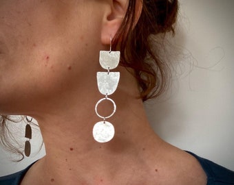 Boucles d'oreilles longues asymétriques argentées FORM