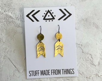 Boucles d'oreilles chevrons en laiton martelé