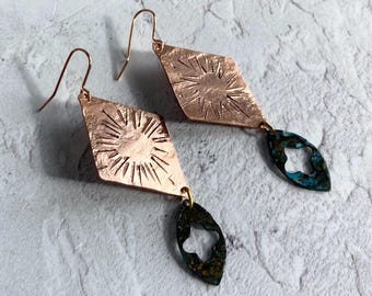 Pendientes FEMINA de cobre crudo y latón patinado